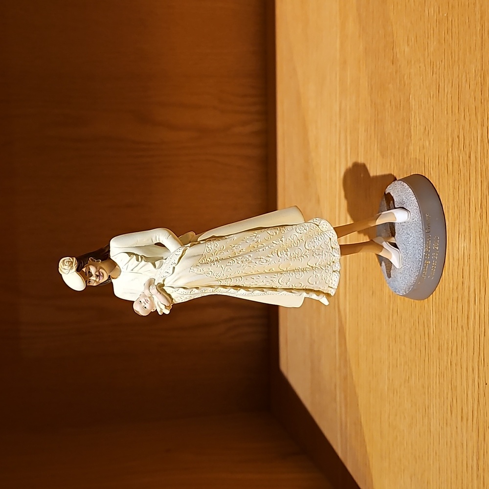 Hamilton Collection collectable figurine - Catherine holding baby Prince George